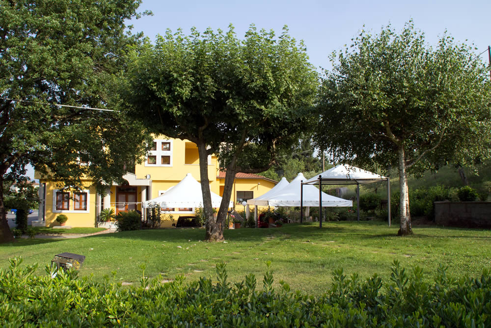 Il giardino del ristorante con gazebo